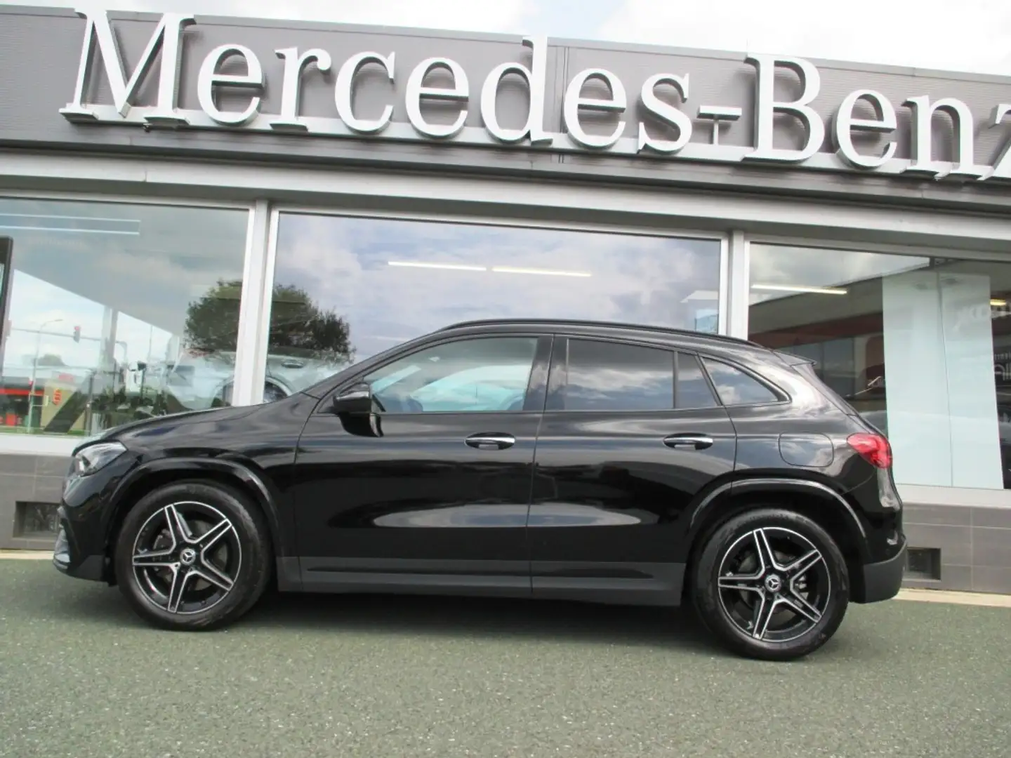 Mercedes-Benz GLA 200 d 4MATIC Österreich-Edition AMG Line AMG Schwarz - 2