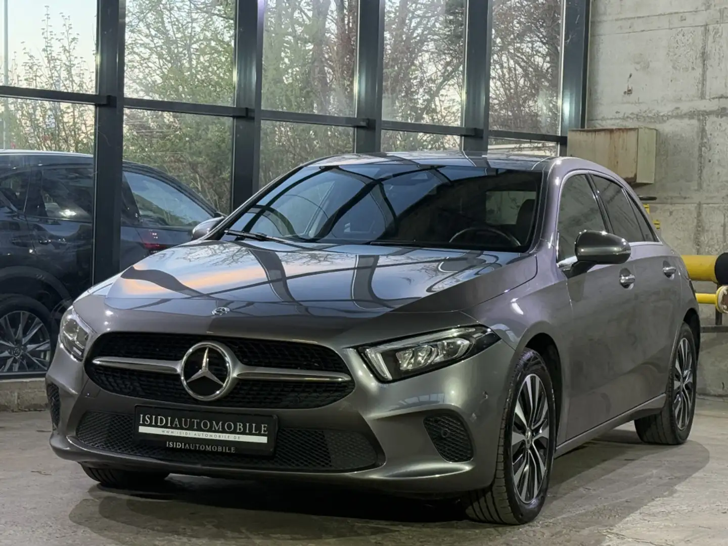 Mercedes-Benz A 250 e LED MBUX Distronic Rü-Kamera Keyless-Go Gris - 1