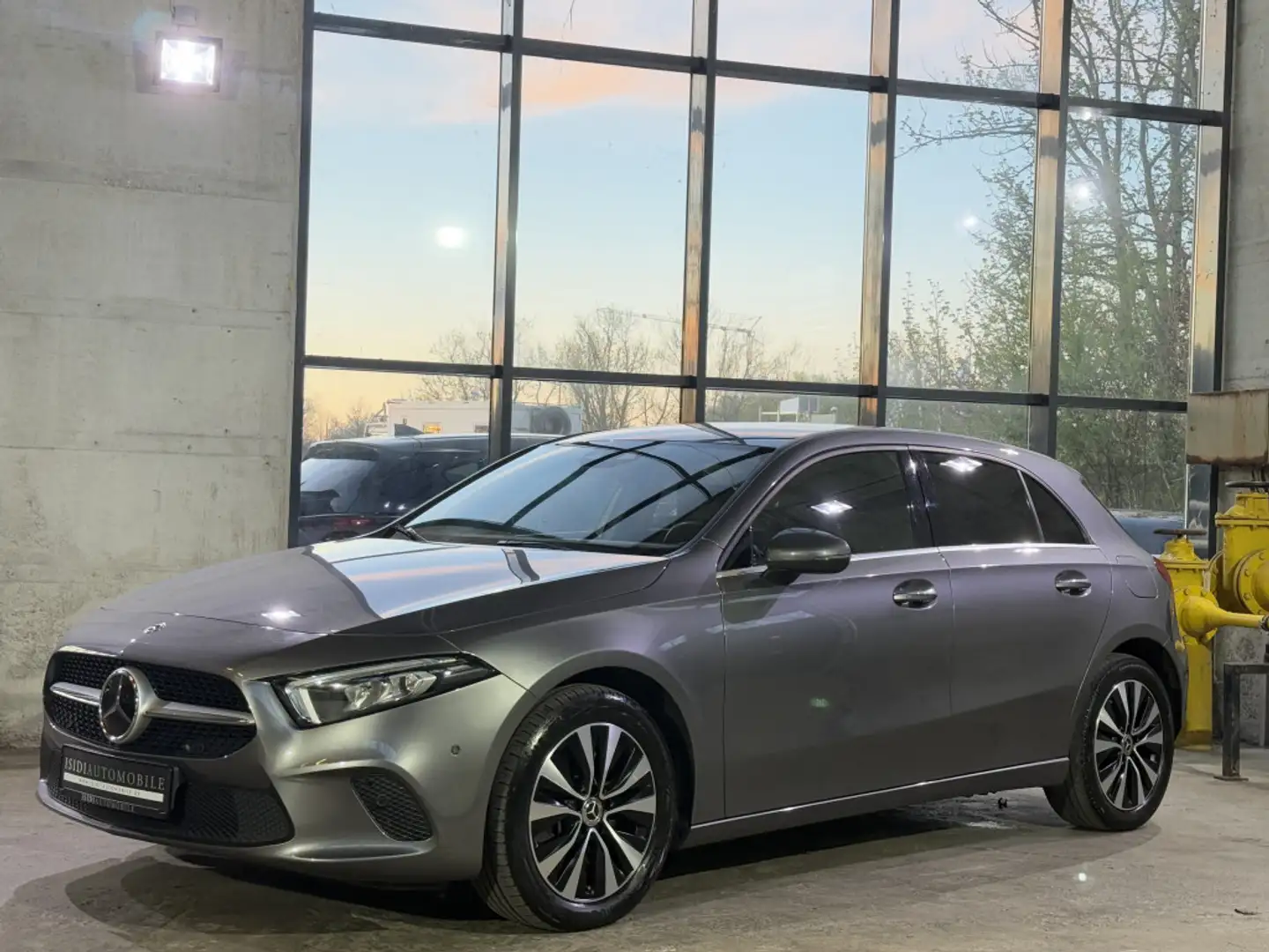 Mercedes-Benz A 250 e LED MBUX Distronic Rü-Kamera Keyless-Go Gris - 2