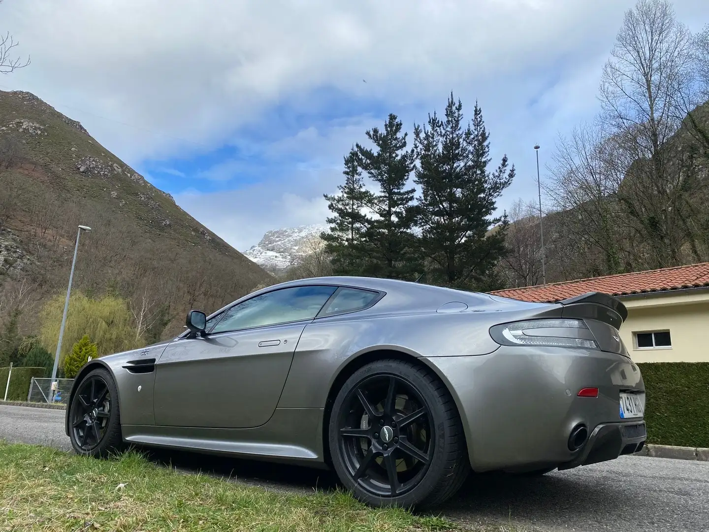 Aston Martin Vantage - 2