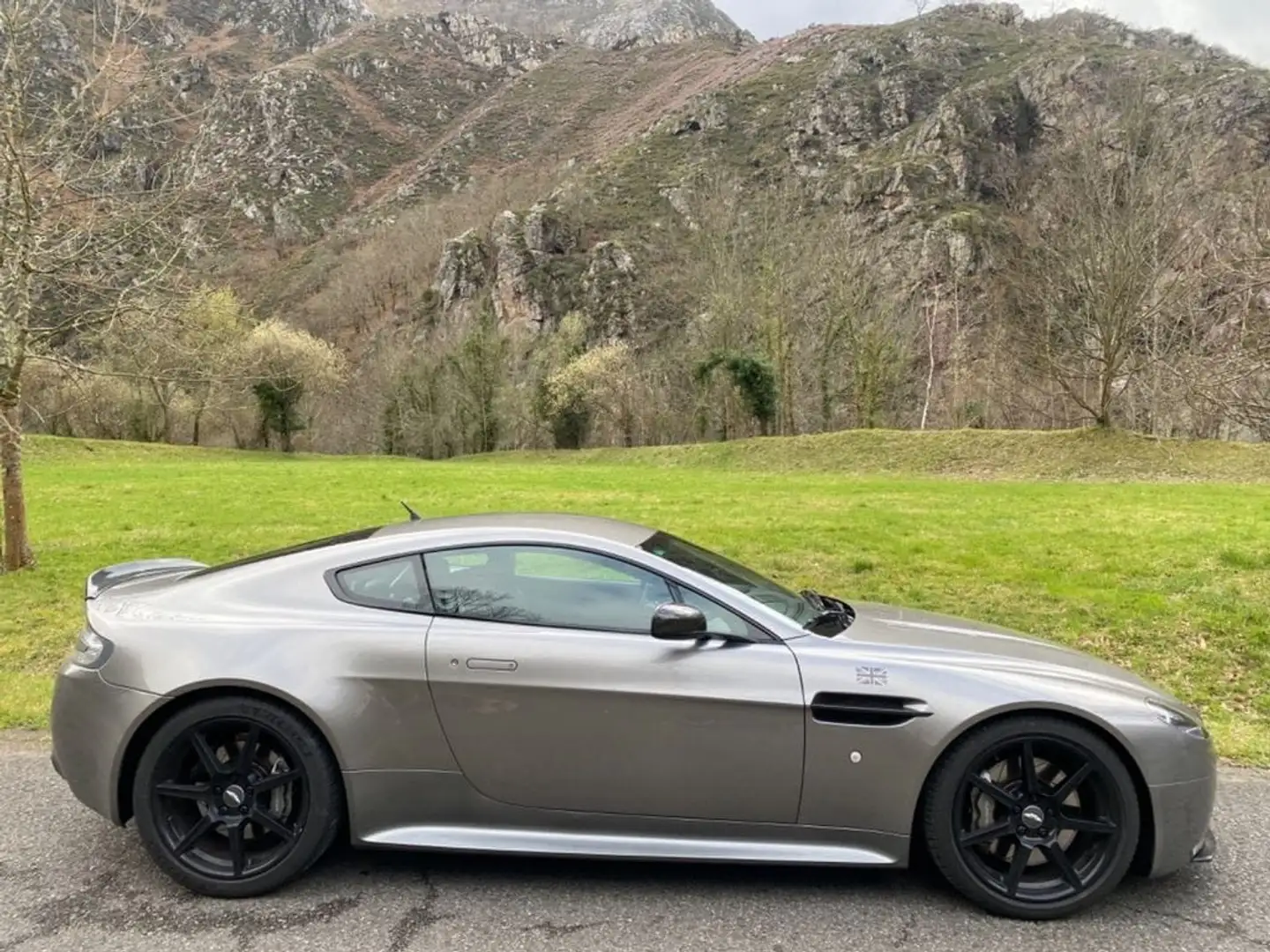 Aston Martin Vantage - 1