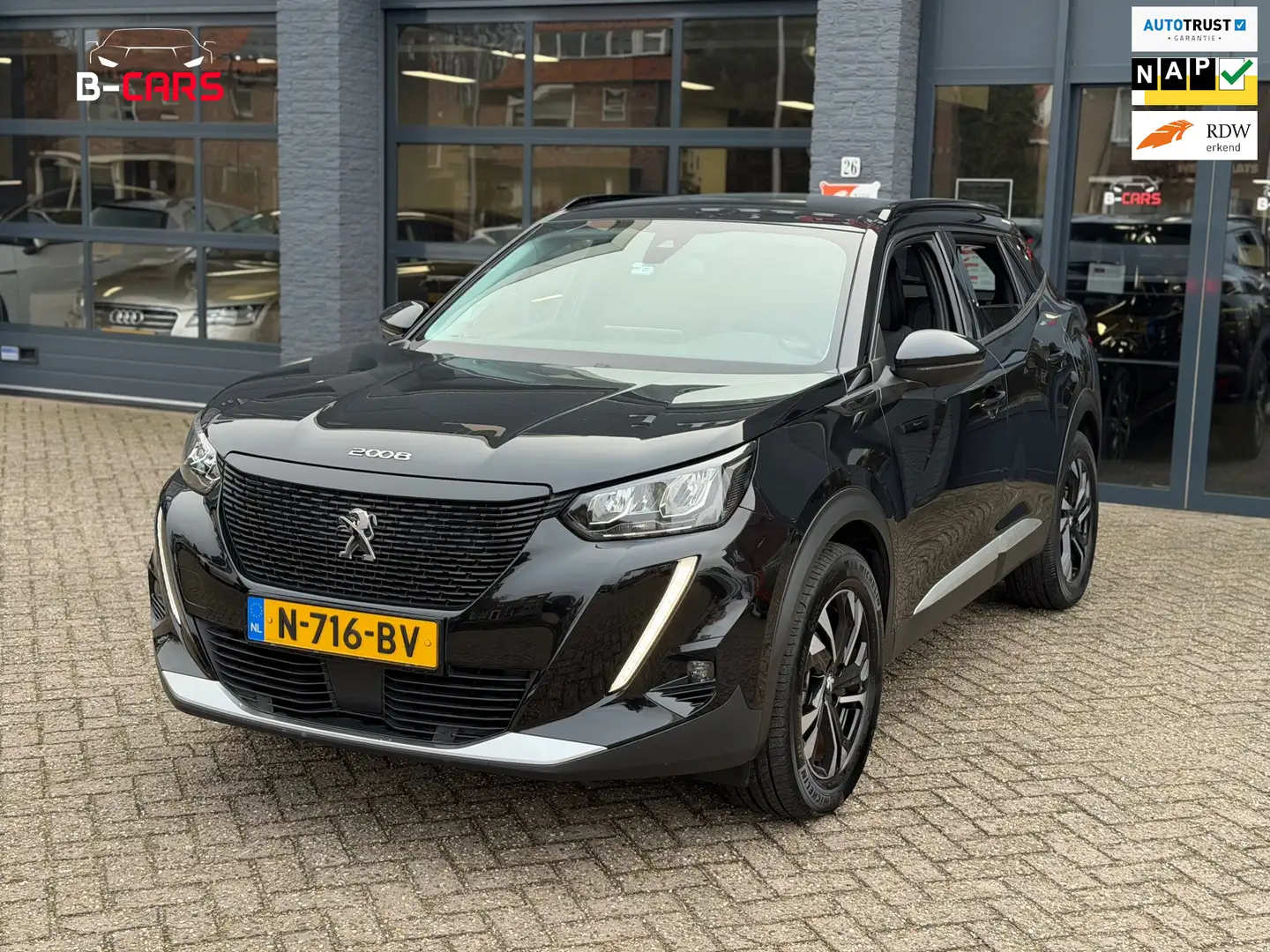 Peugeot e-2008 EV Allure Pack 50 kWh Lineass|Camera|Carplay Noir - 1