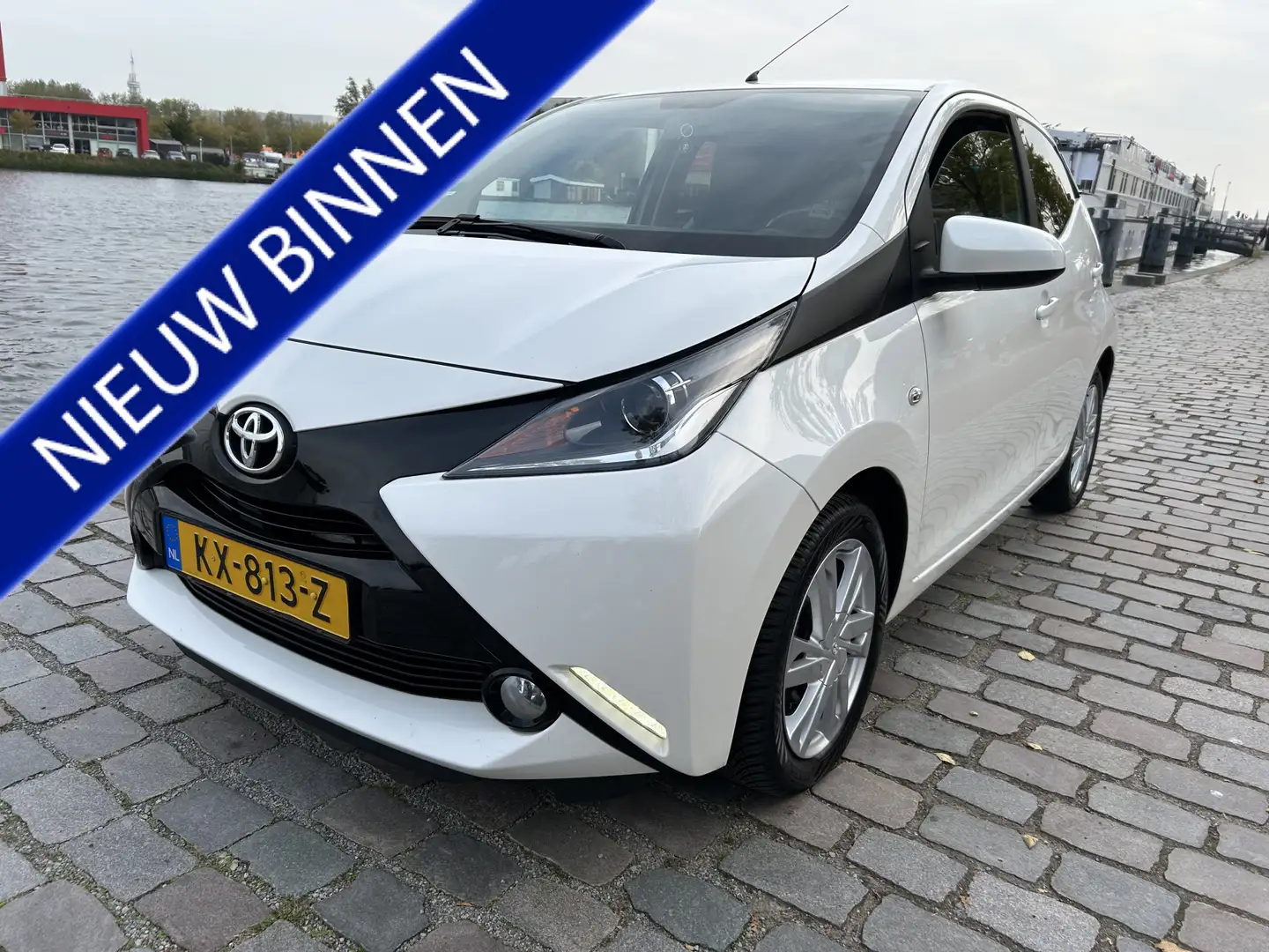 Toyota Aygo 1.0 VVT-i x-sport 5 deurs airco keurige auto Wit - 1