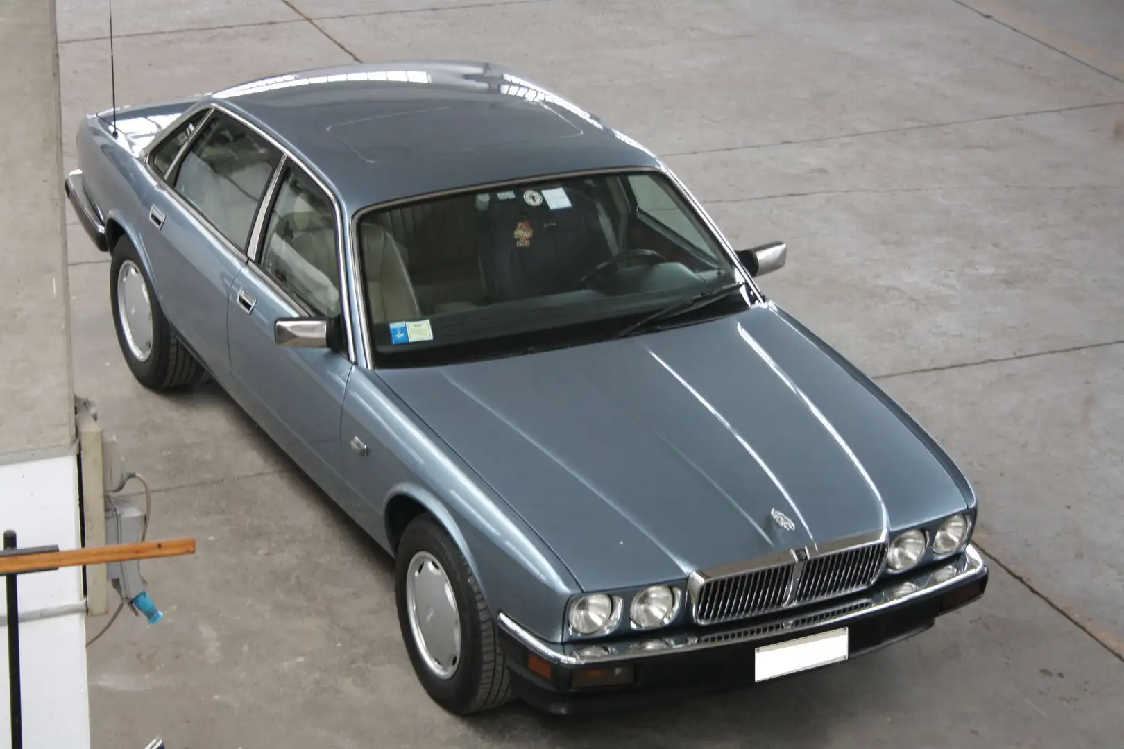 Jaguar XJ6 Blue - 1