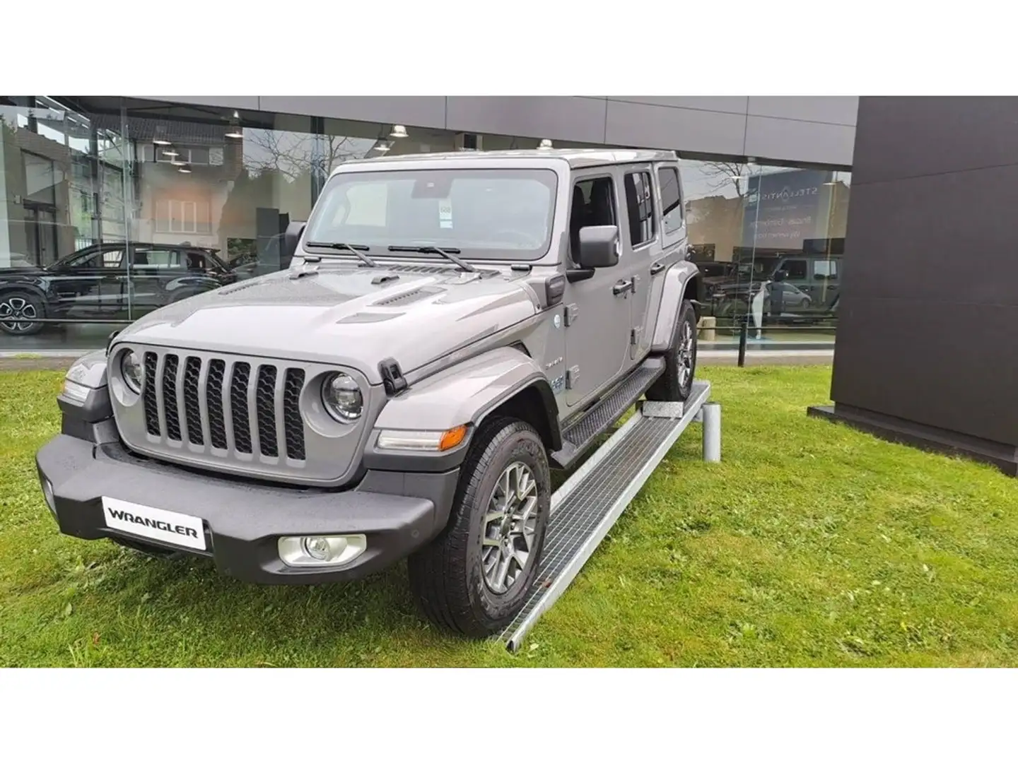 Jeep Wrangler 2.0 4xe PHEV 380hp 4WD AT8 Sahara Grijs - 1