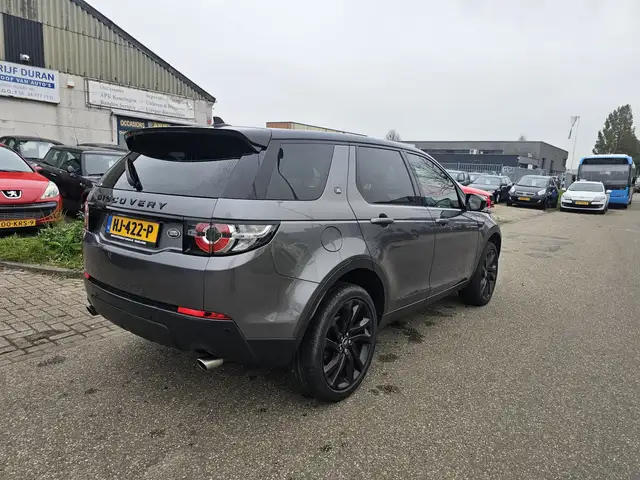 Land Rover Discovery Sport view 4