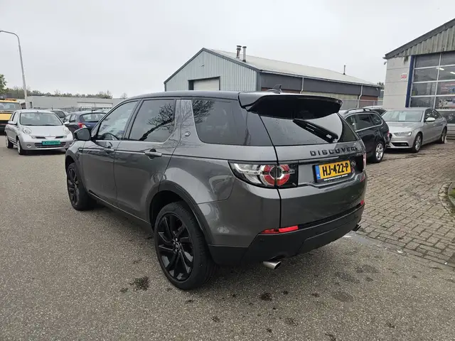 Land Rover Discovery Sport view 3