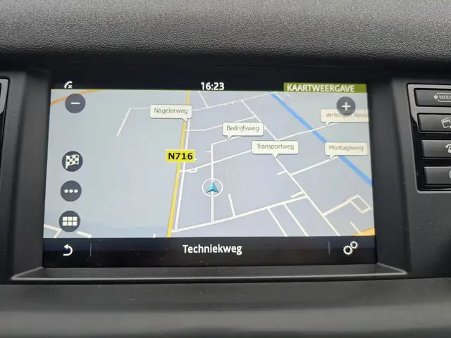 Land Rover Discovery Sport view 10