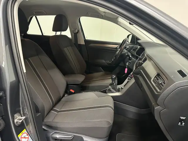 Volkswagen T-Roc view 3