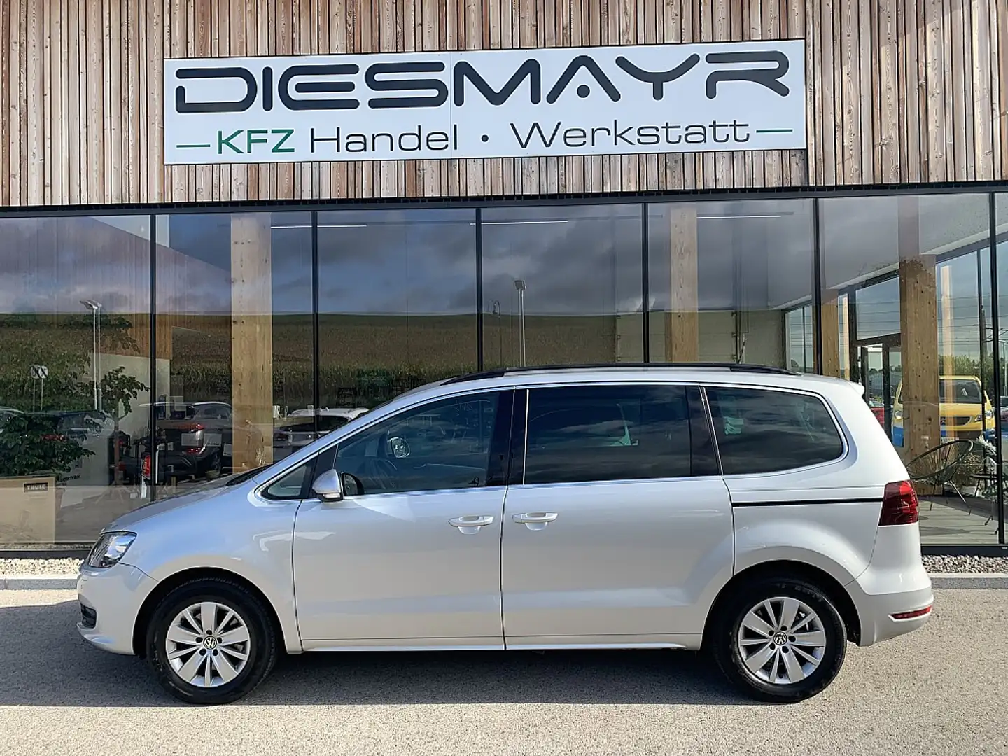 Volkswagen Sharan Comfortline SCR 2,0 TDI DSG 4Motion Xenon Navi ... Grau - 2