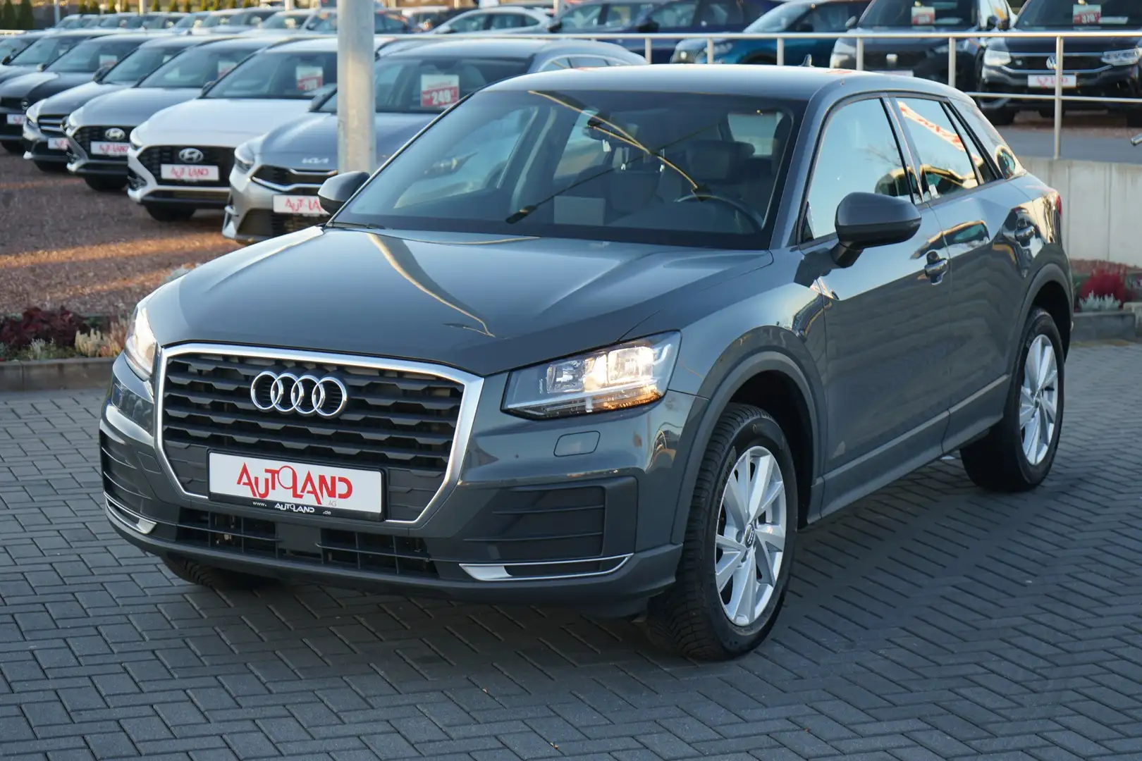 Audi Q2 35 2.0 TDI Klimaaut. AHK Leder Sitzheizung Grau - 2