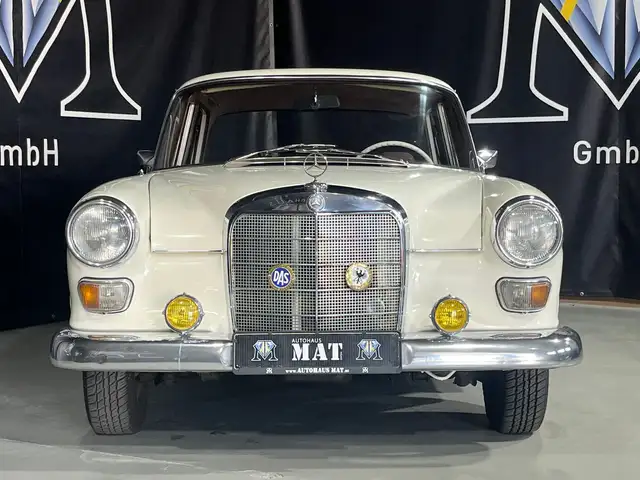 Mercedes-Benz 200 D W110 HECKFLOSSE LEDER H-ZULASSUNG GEPFLEGT