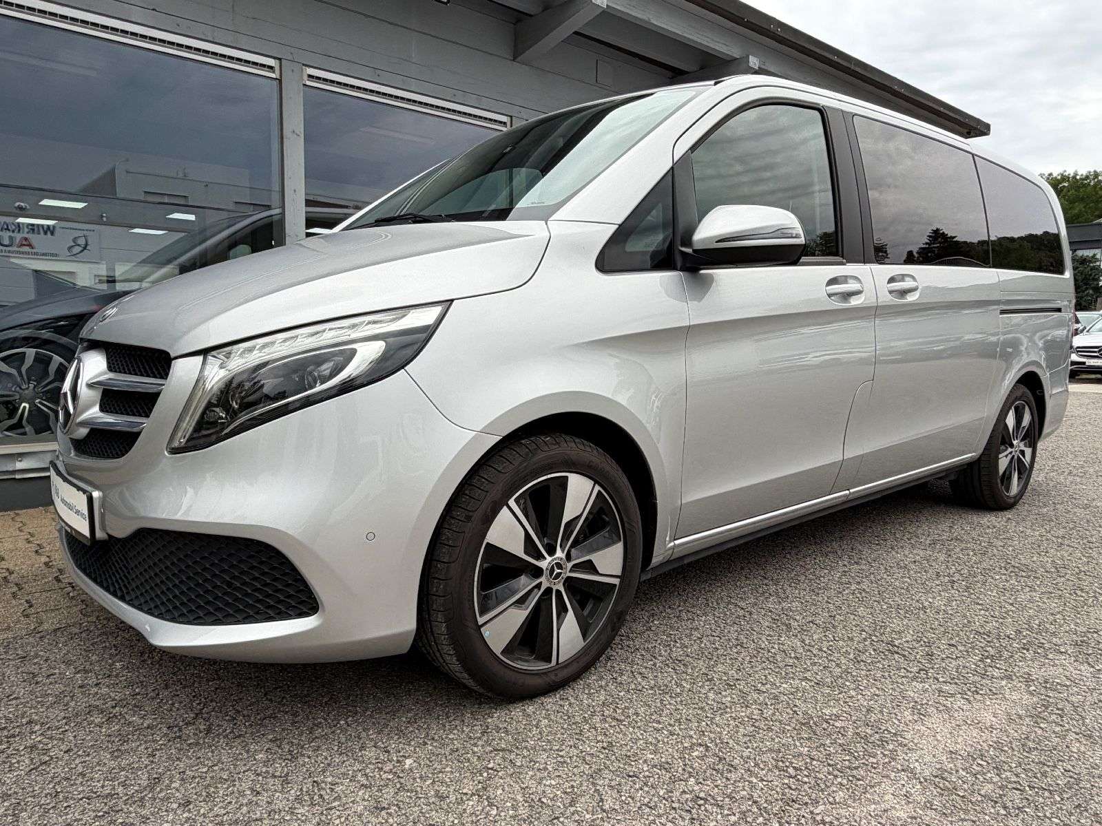 Mercedes-Benz V 220