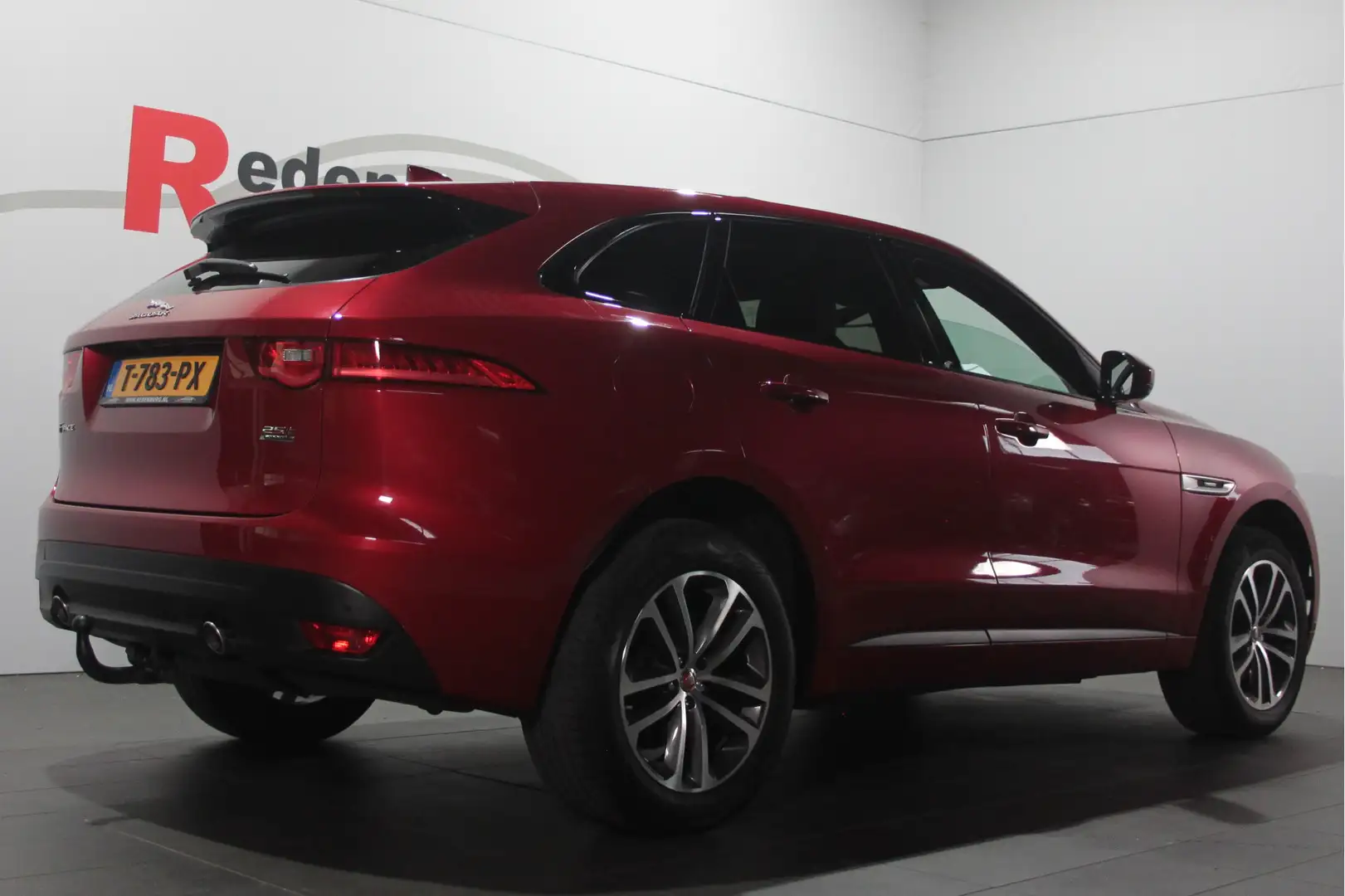 Jaguar F-Pace 2.0 Portfolio AWD 25t - Pano / Navi / Camera / Led Rood - 2