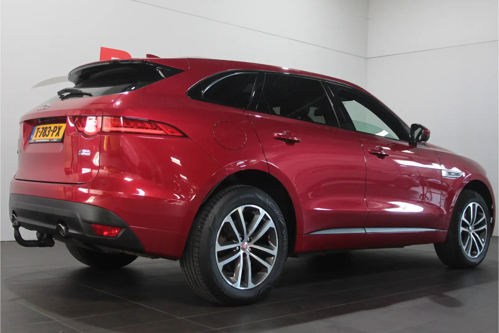 Jaguar F-Pace 2.0 Portfolio AWD 25t - Pano / Navi / Camera / Zwa Rood - 2