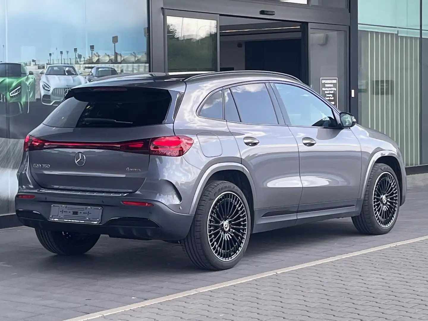 Mercedes-Benz EQA 350 4MATIC AMG Line Grijs - 2