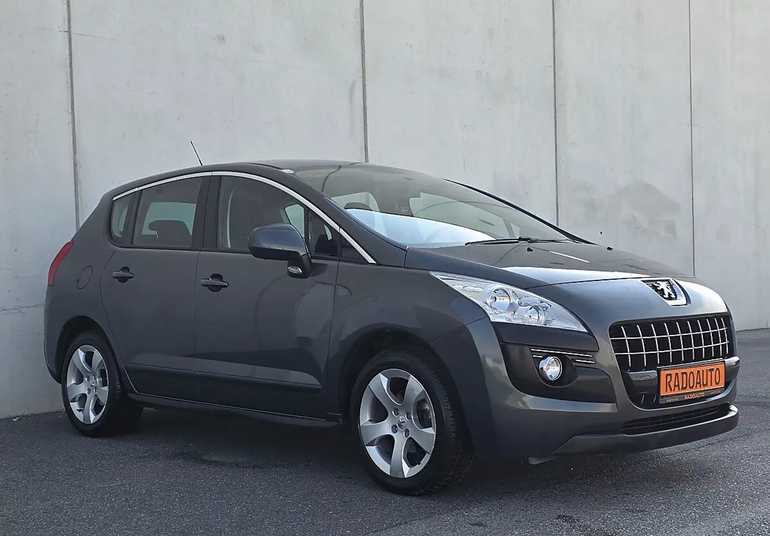 Peugeot 3008 1,6 HDi 6-Gang Allure Grau - 2