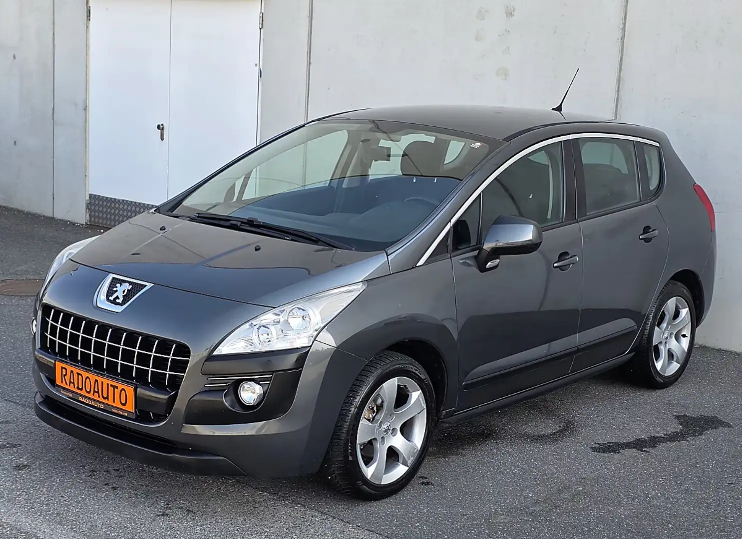 Peugeot 3008 1,6 HDi 6-Gang Allure Grau - 1