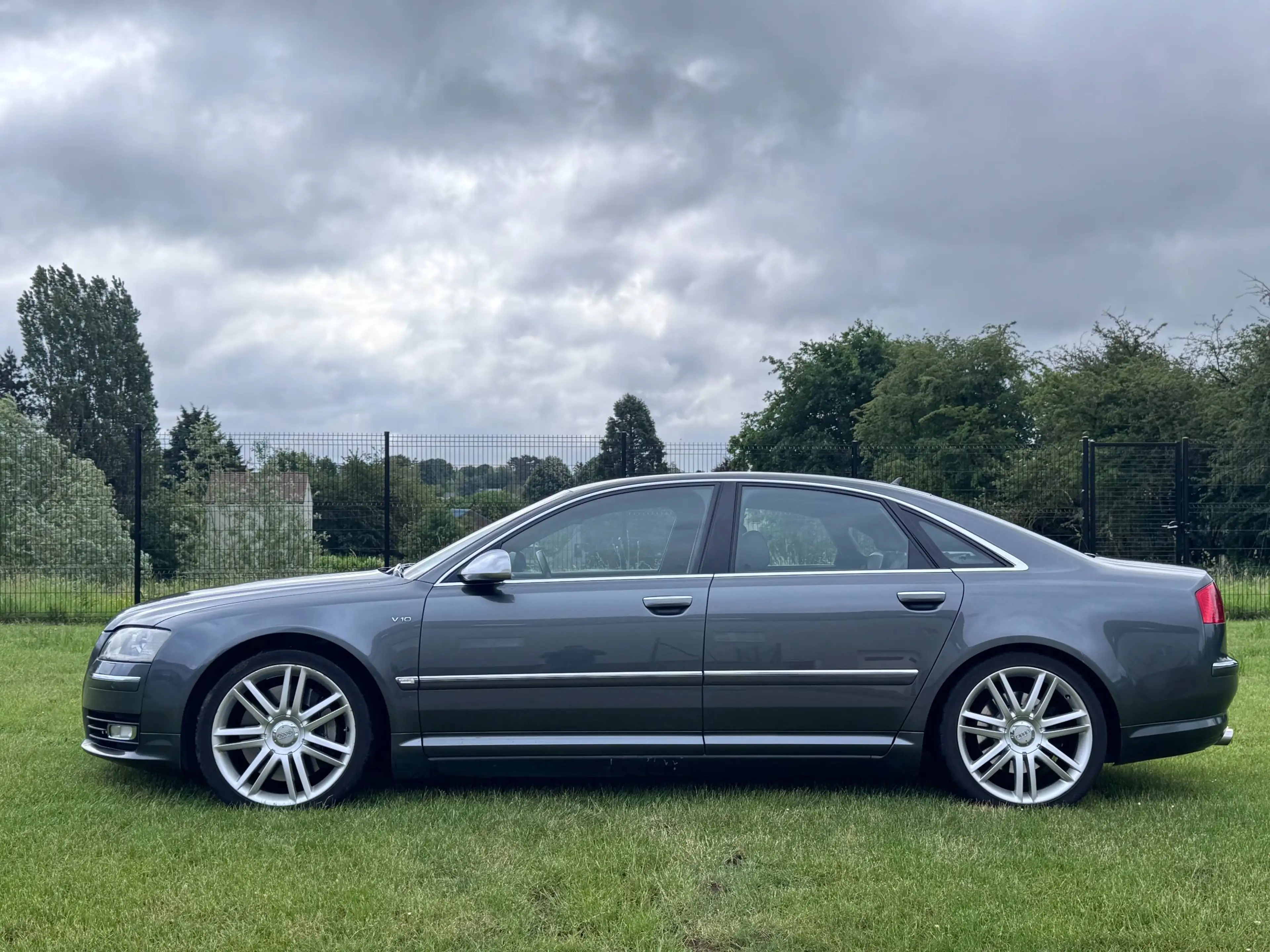 Audi S8 S8 5.2i V10 40v FSI S8 Quattro Tiptronic D3 Daytona Bose Sun Roof NEW ENGINE — photo 2