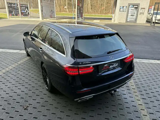 Mercedes-Benz 300 view 3