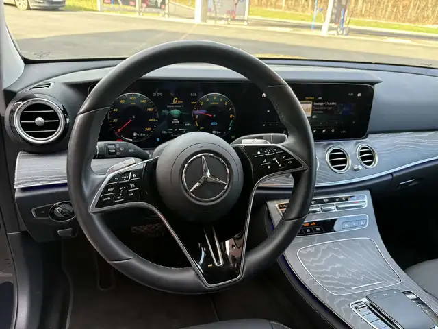 Mercedes-Benz 300 view 8