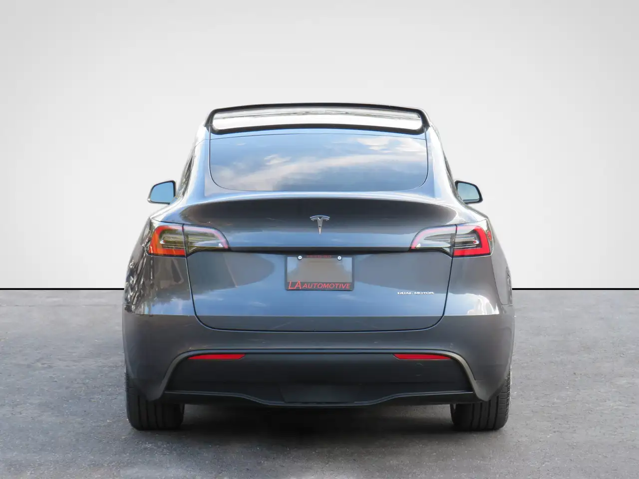 Tesla Model Y снимка Tesla Model Y