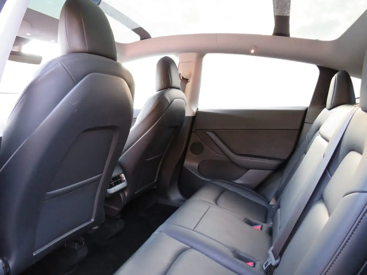 Tesla Model Y снимка Tesla Model Y