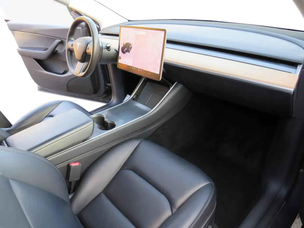 Tesla Model Y снимка Tesla Model Y