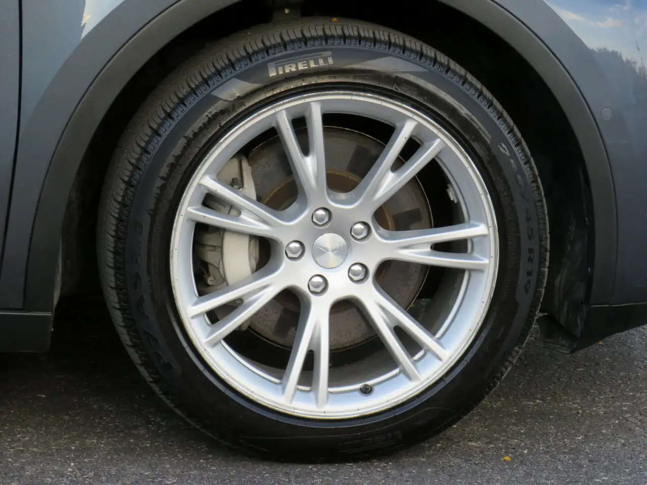 Tesla Model Y снимка Tesla Model Y