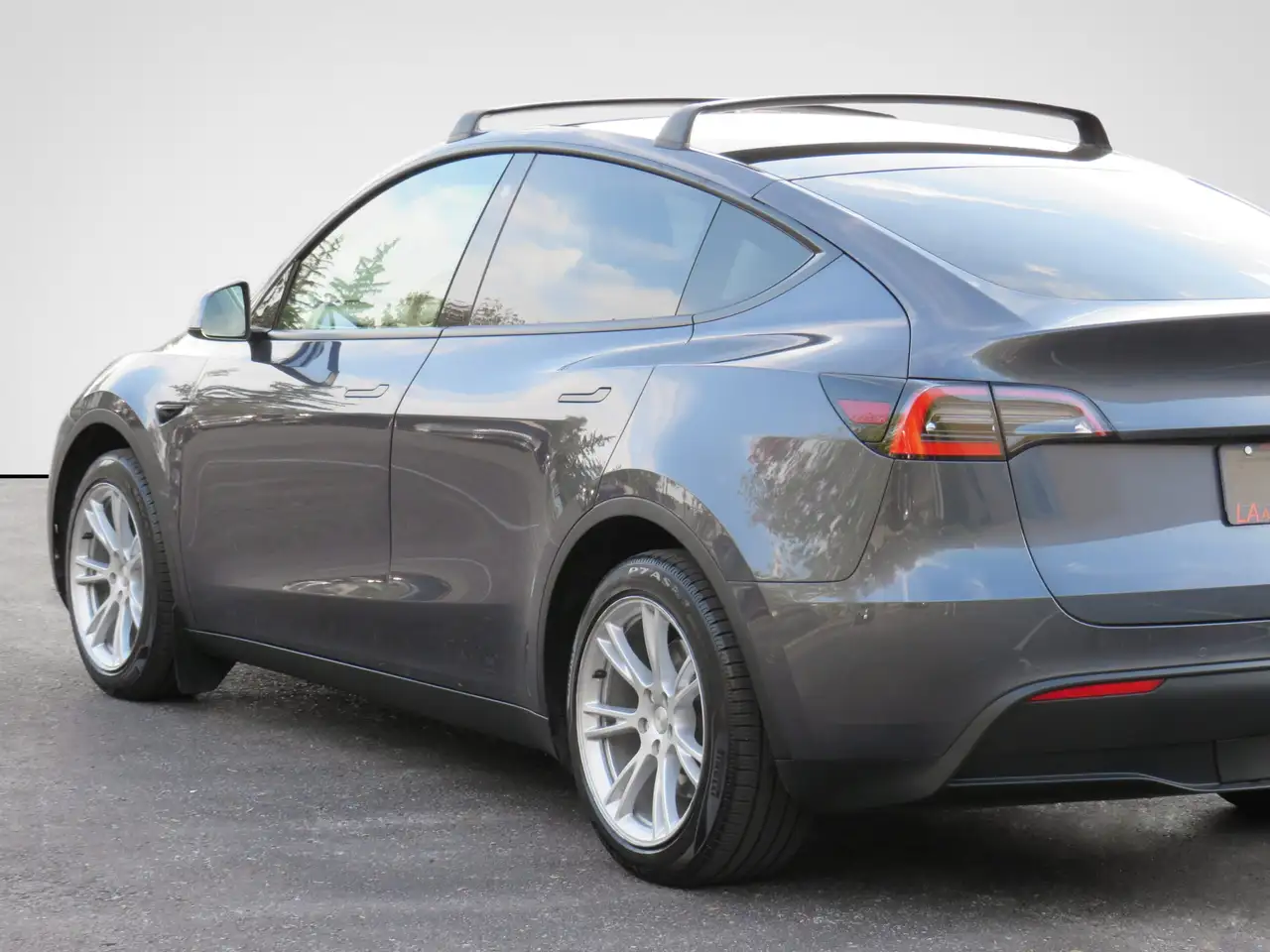 Tesla Model Y снимка Tesla Model Y