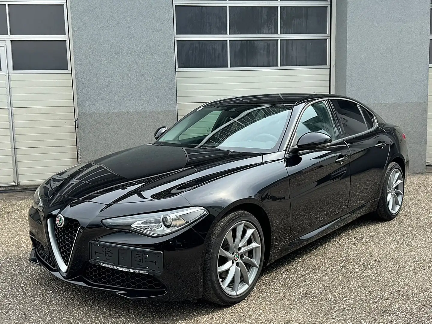 Alfa Romeo Giulia Super 2,2 160 ATX Aut. Schwarz - 1