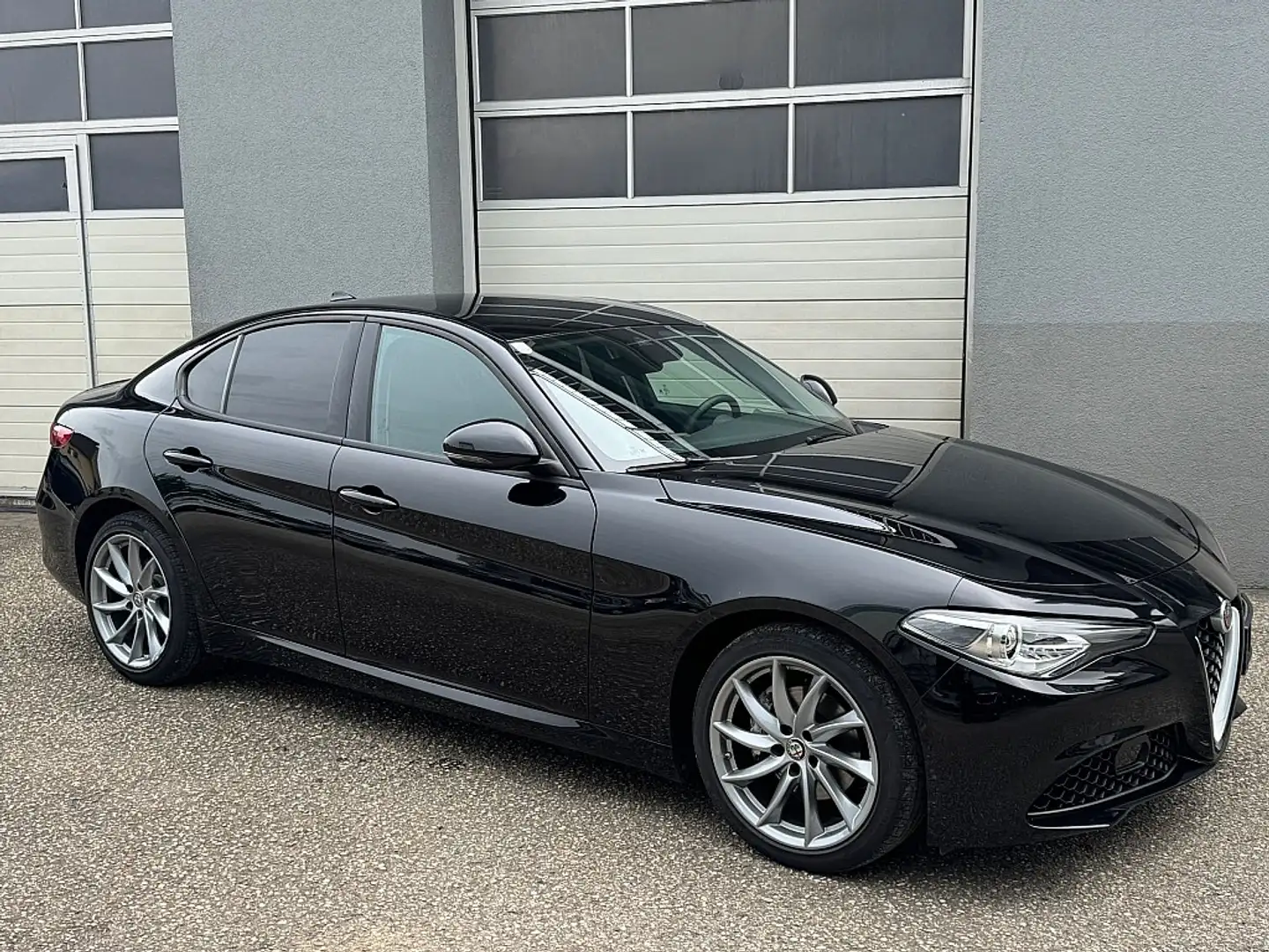 Alfa Romeo Giulia Super 2,2 160 ATX Aut. Schwarz - 2