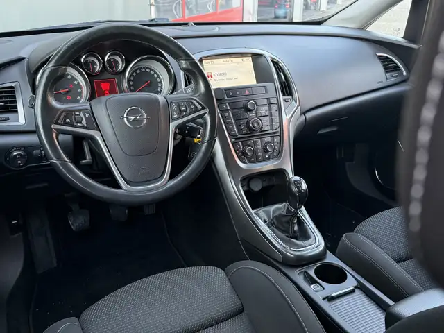 Opel Astra view 4