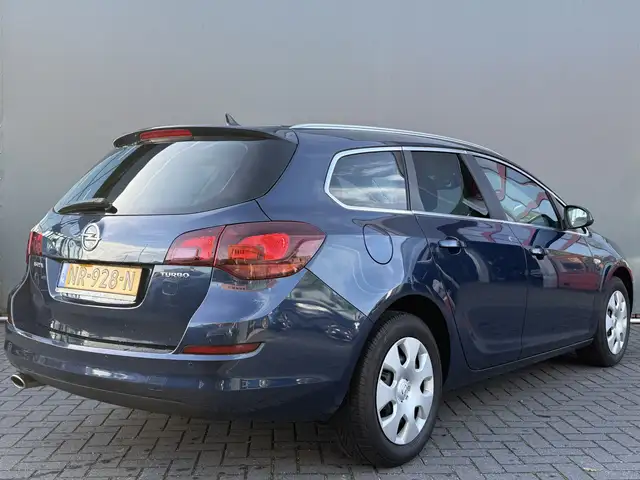 Opel Astra view 2