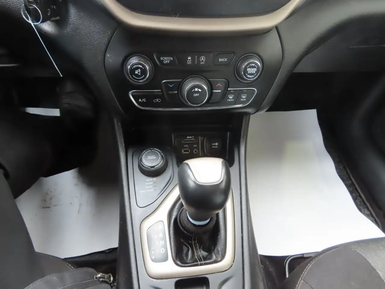 Jeep Cherokee снимка Jeep Cherokee