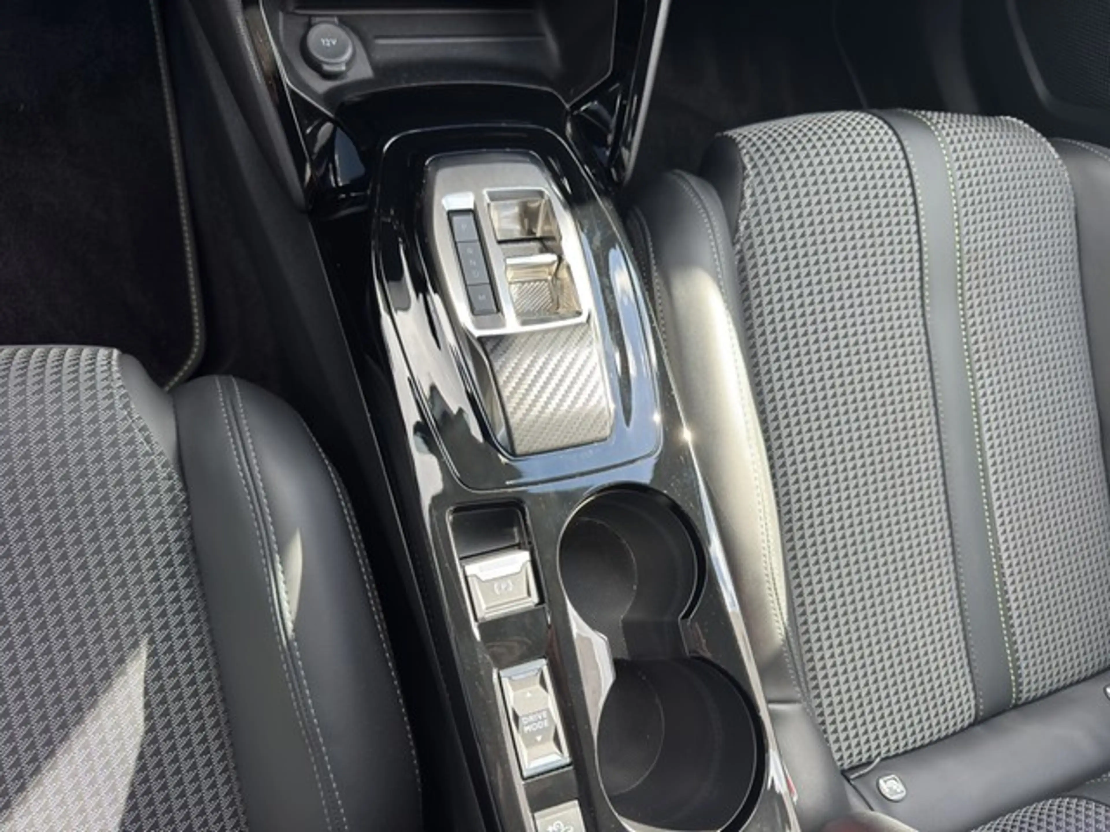 Peugeot 2008 GT 1.2 PT LED+NAVI+SITZHZG+PDC+CAM+CARPLAY+ — photo 7