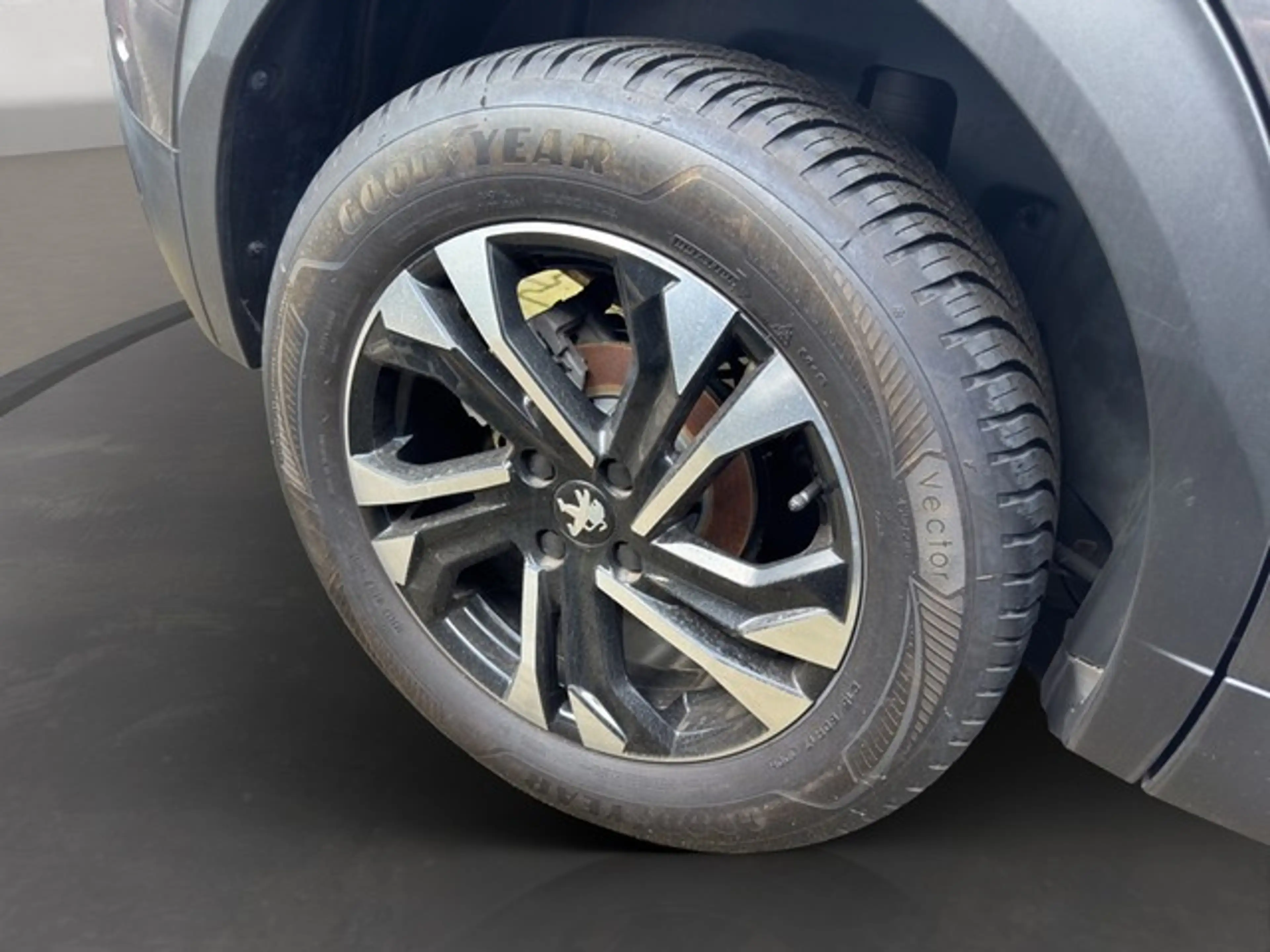 Peugeot 2008 GT 1.2 PT LED+NAVI+SITZHZG+PDC+CAM+CARPLAY+ — photo 5