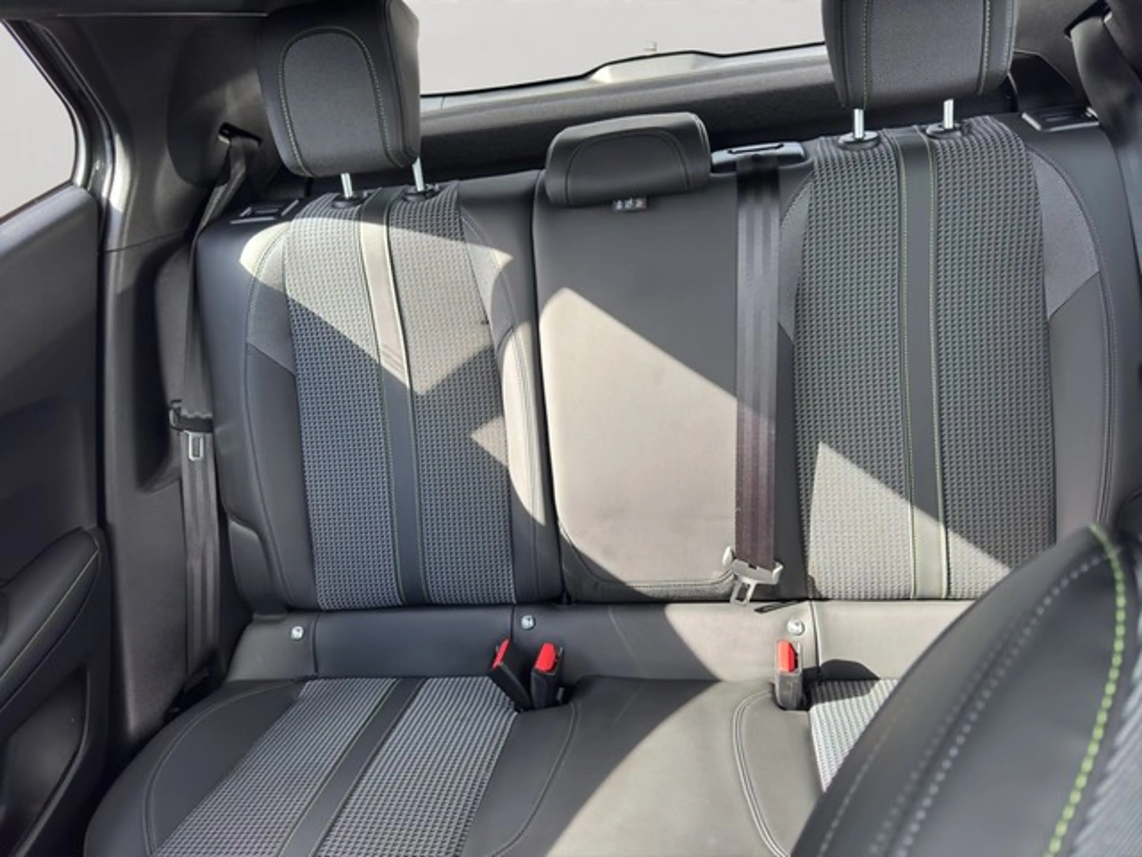 Peugeot 2008 GT 1.2 PT LED+NAVI+SITZHZG+PDC+CAM+CARPLAY+ — photo 9