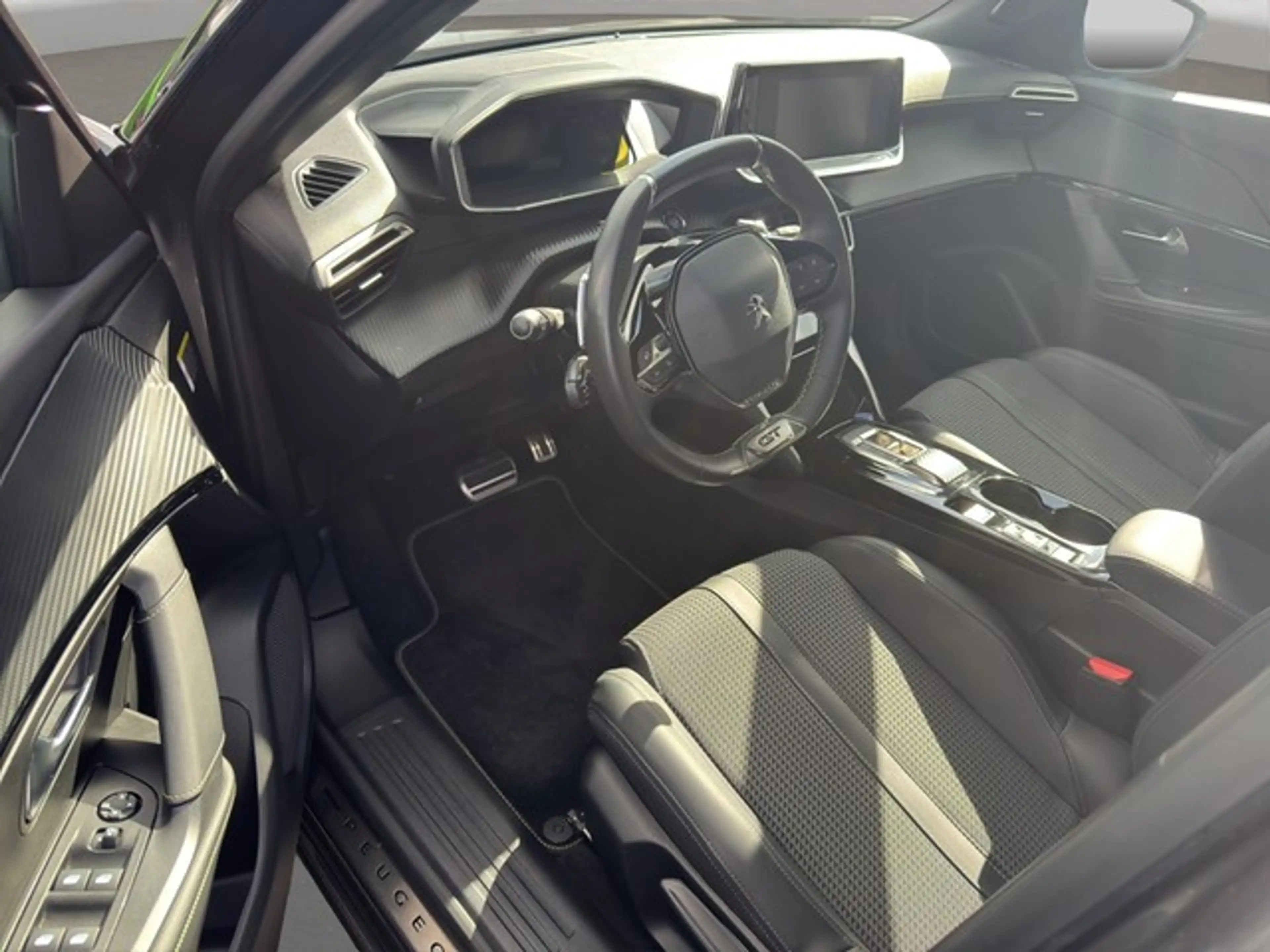 Peugeot 2008 GT 1.2 PT LED+NAVI+SITZHZG+PDC+CAM+CARPLAY+ — photo 6