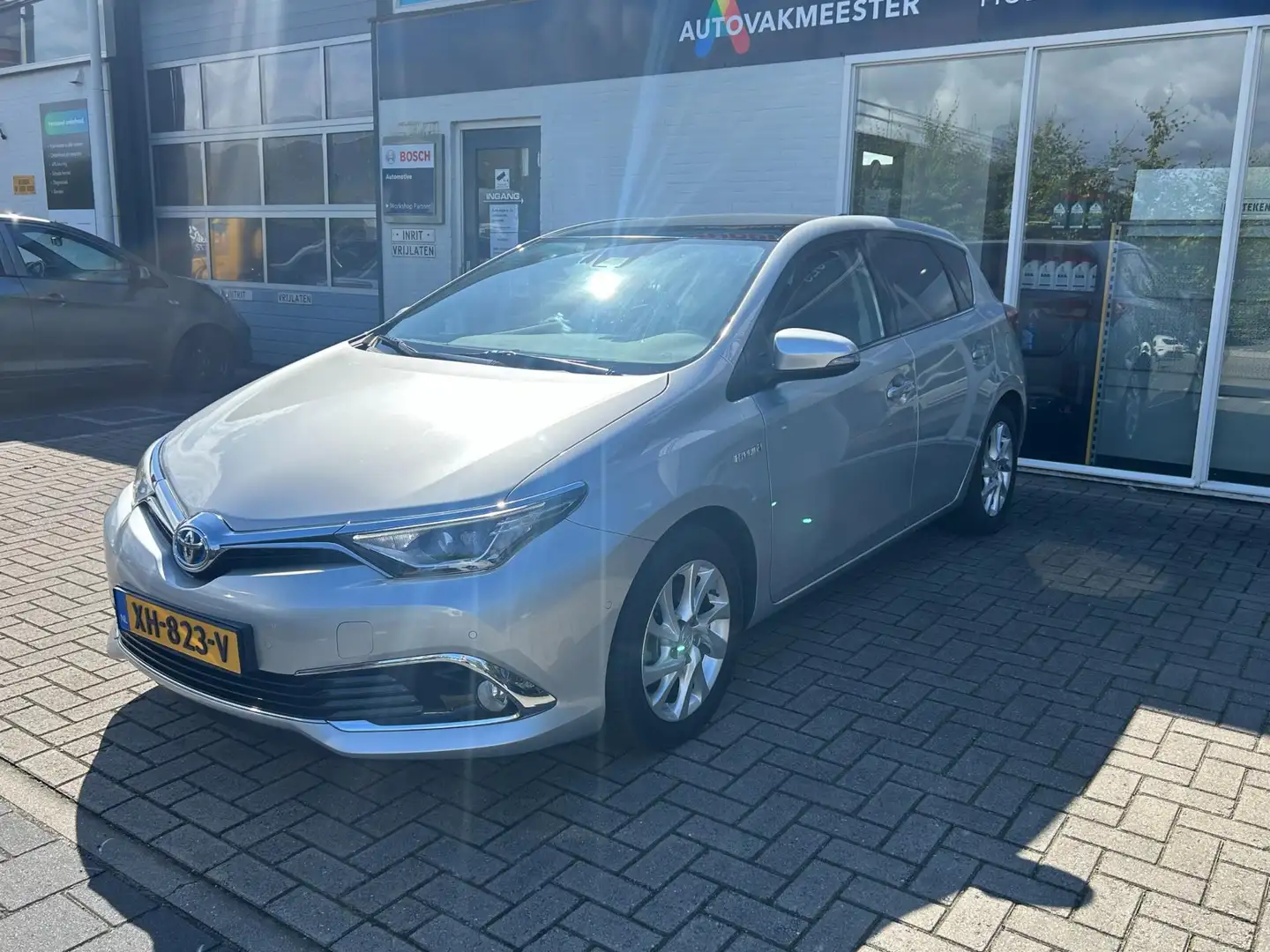 Toyota Auris 1.8 Hybrid Executive Grijs - 2