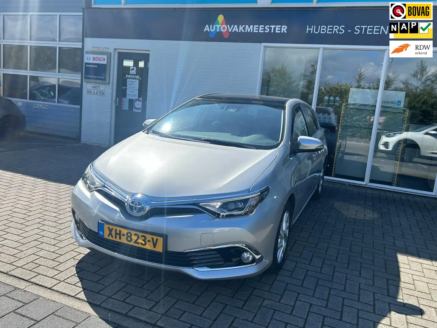Toyota Auris 1.8 Hybrid Executive Grijs - 1