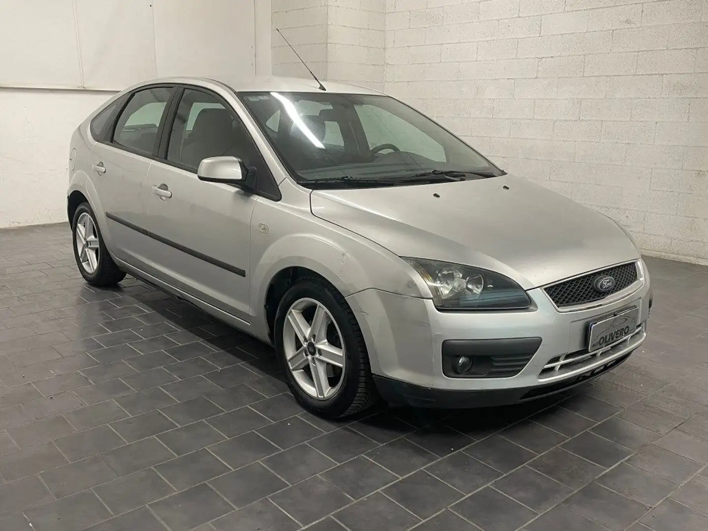 Ford Focus 1.6 TDCi 90CV 5p. Gris - 1