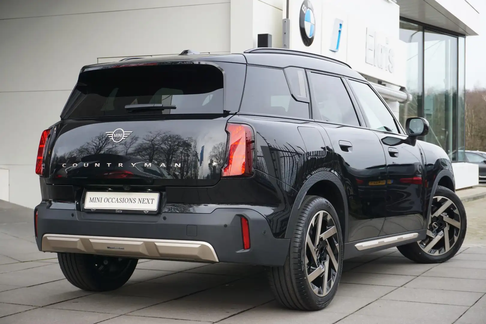 MINI Countryman C Aut. Favoured Trim + Package L Harman Kardon / Pan Zwart - 2