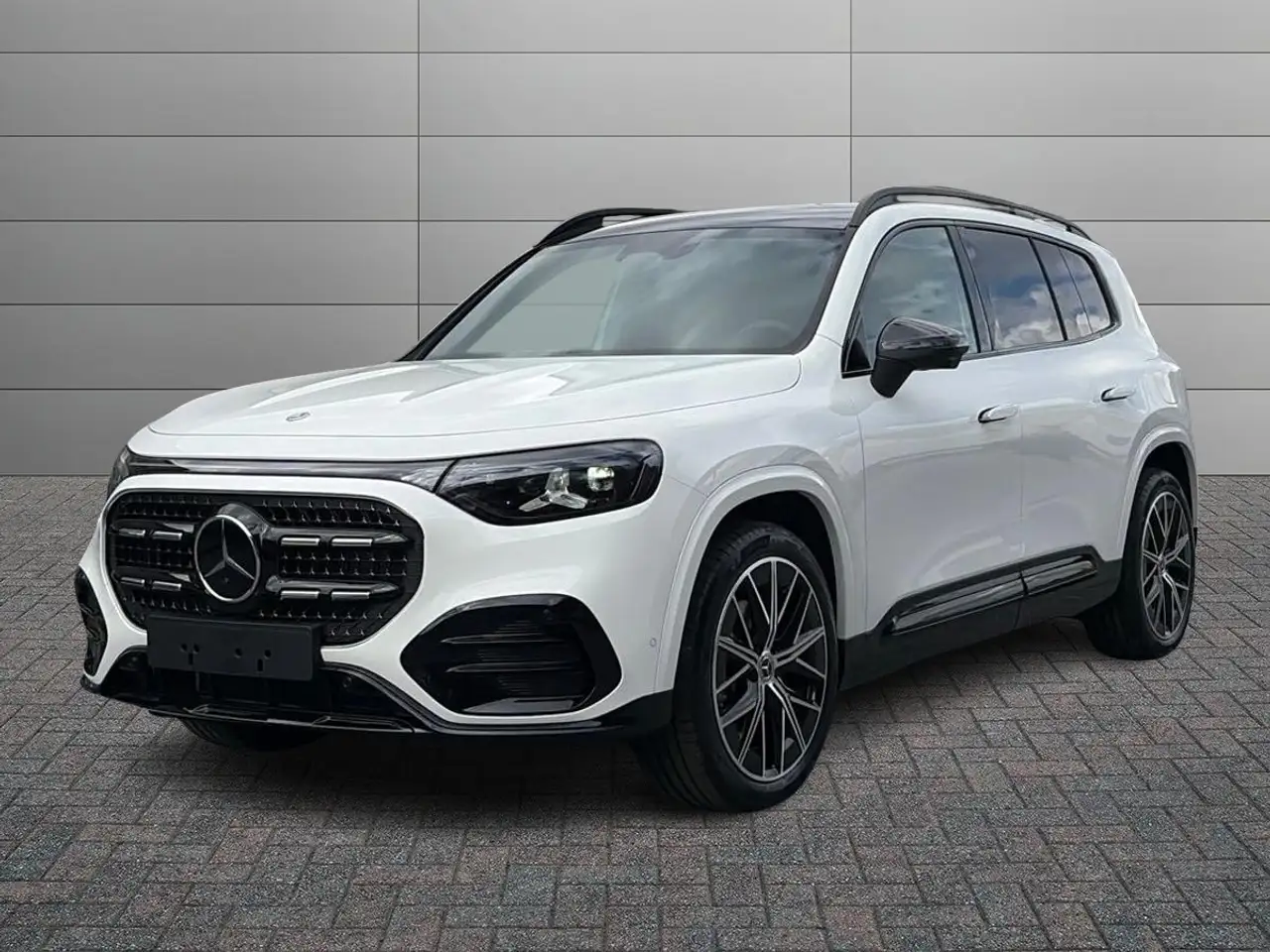 Mercedes-Benz GLB 220 4MATIC — photo 1 of 12