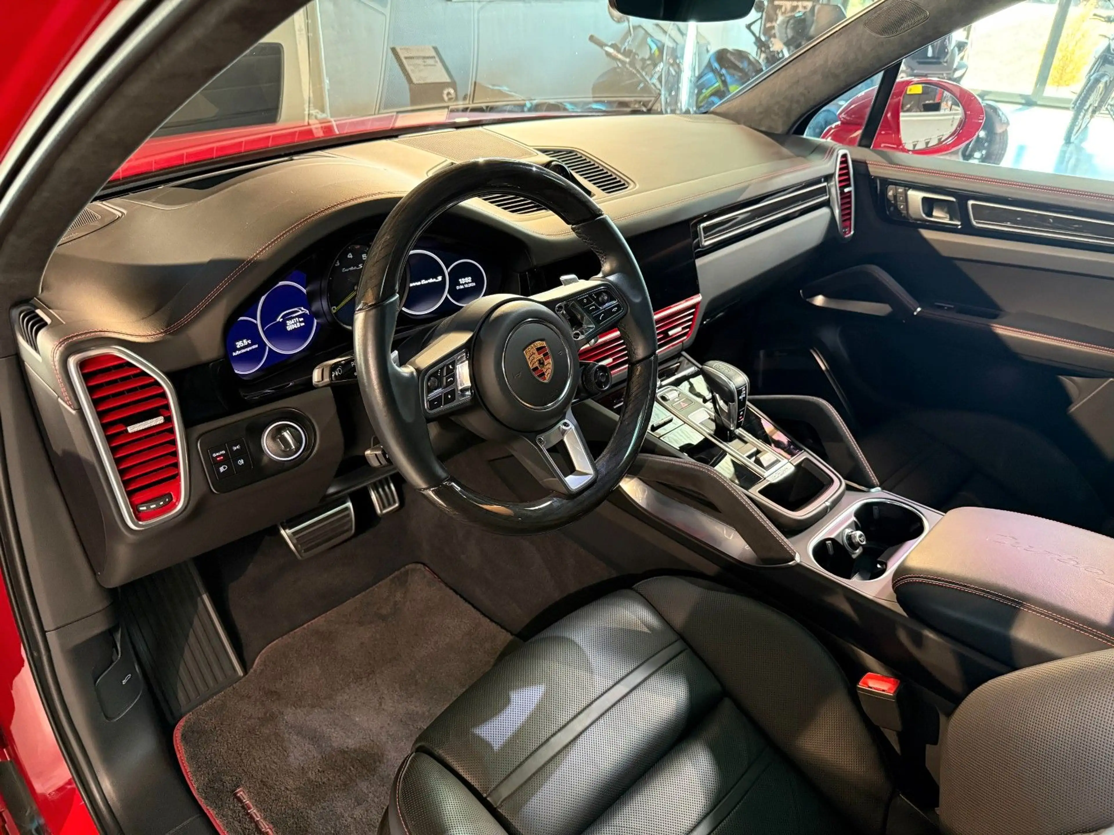 Porsche Cayenne Turbo S E-Hybrid — photo 17