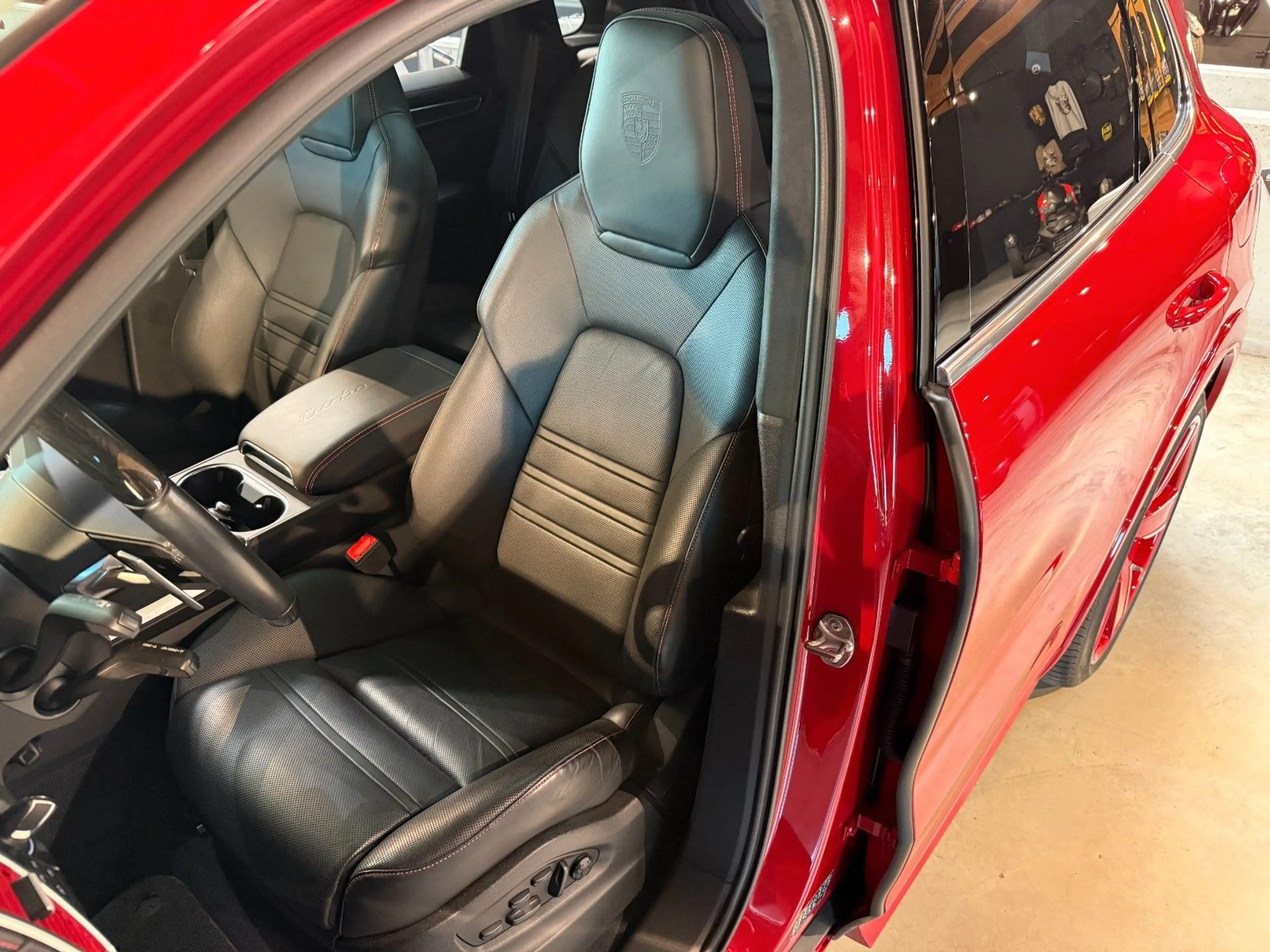Porsche Cayenne Turbo S E-Hybrid — photo 28