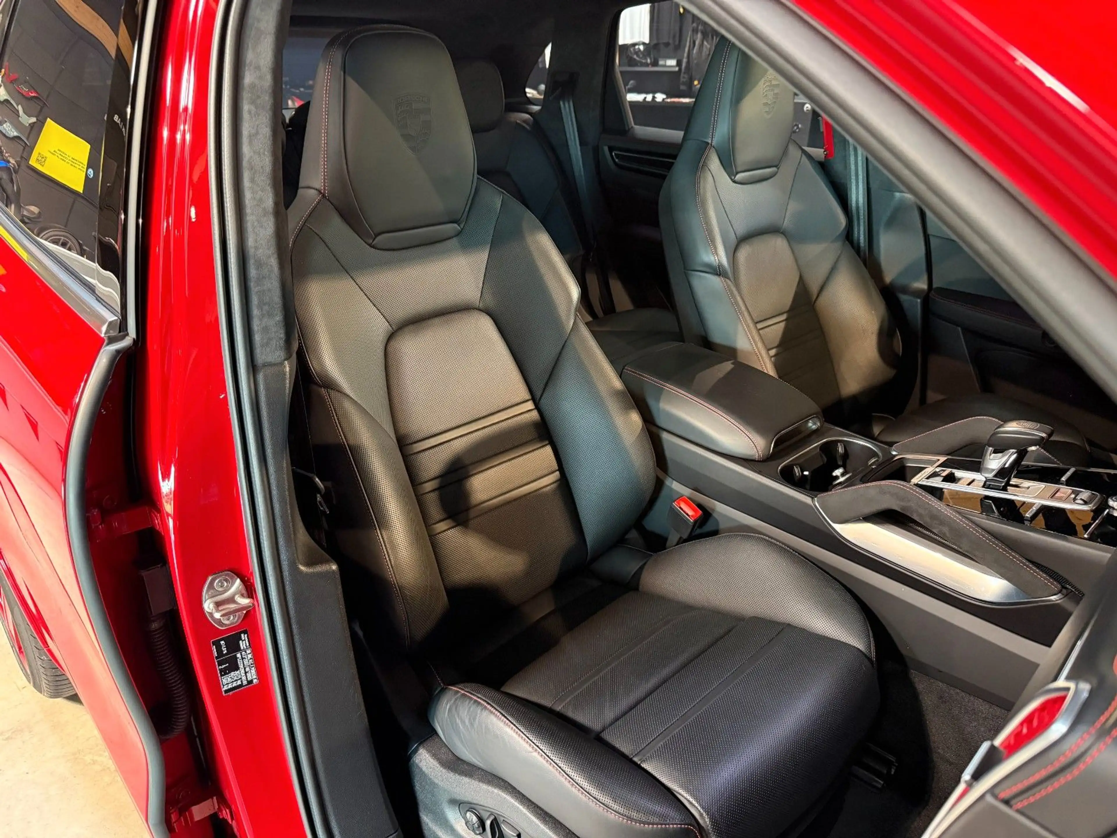 Porsche Cayenne Turbo S E-Hybrid — photo 33
