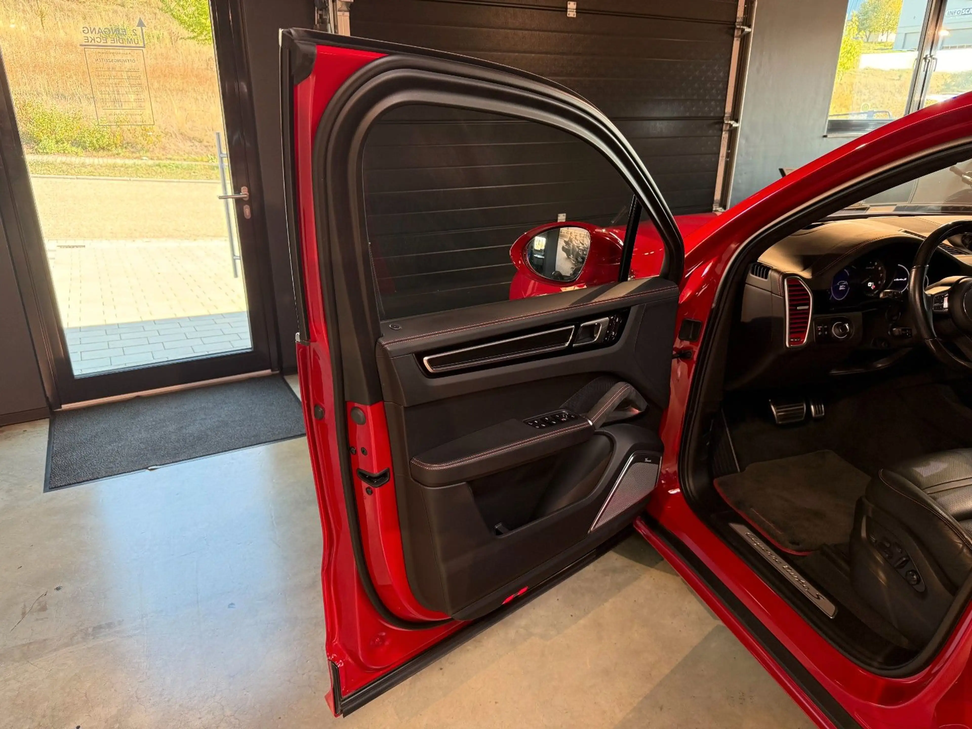 Porsche Cayenne Turbo S E-Hybrid — photo 25