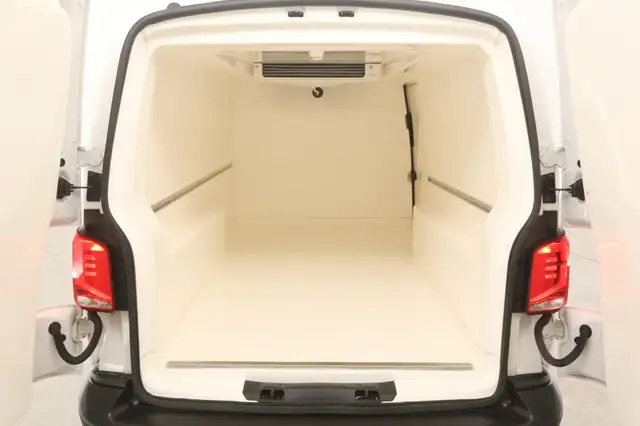 Volkswagen Transporter view 3