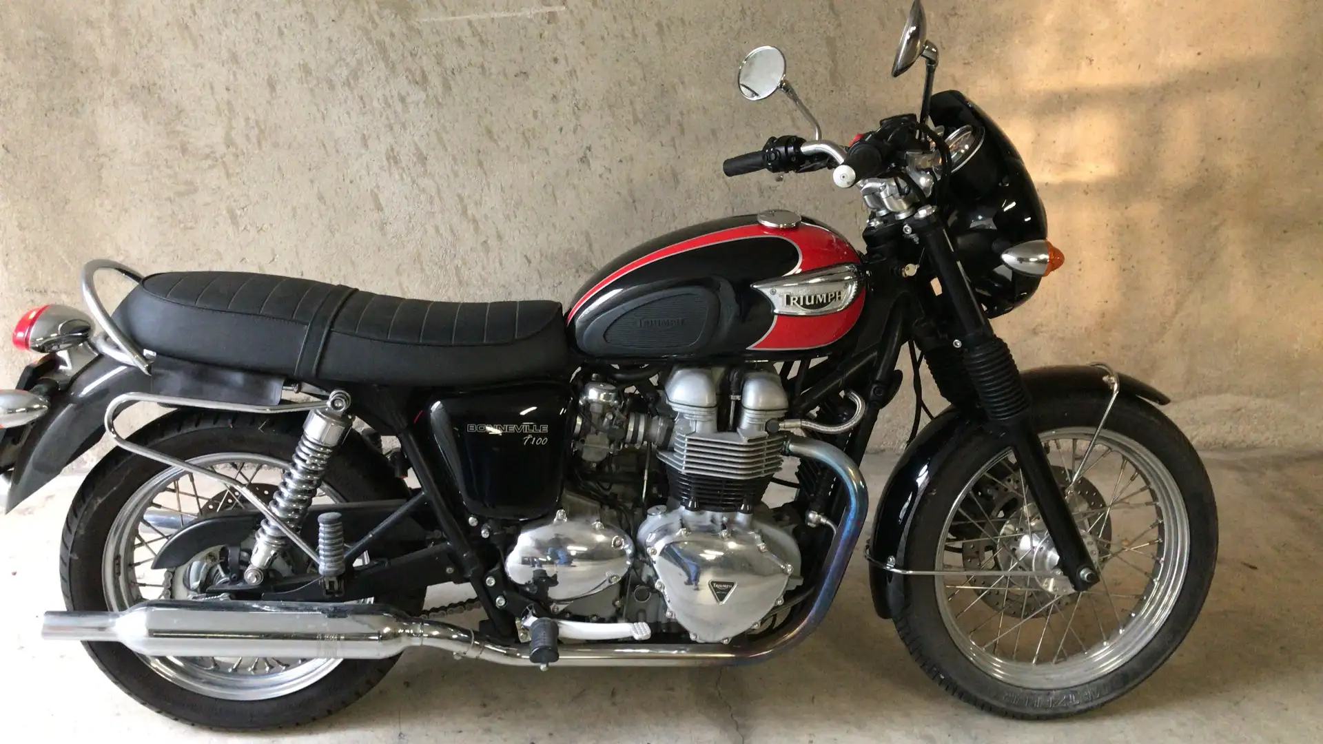 Triumph Bonneville T100 - 1